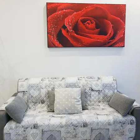 Metro Apartment *