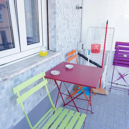 Metro Apartment *